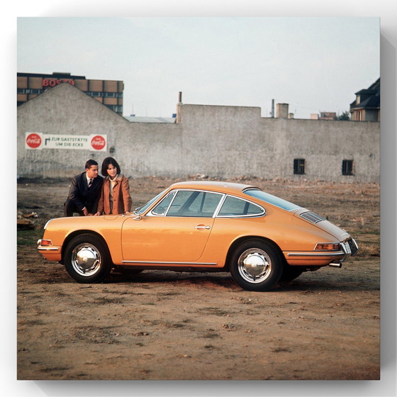 Image 1 of Porsche 912 oker fine art print | Duitsland, Frankfurt, 1967 | Messe