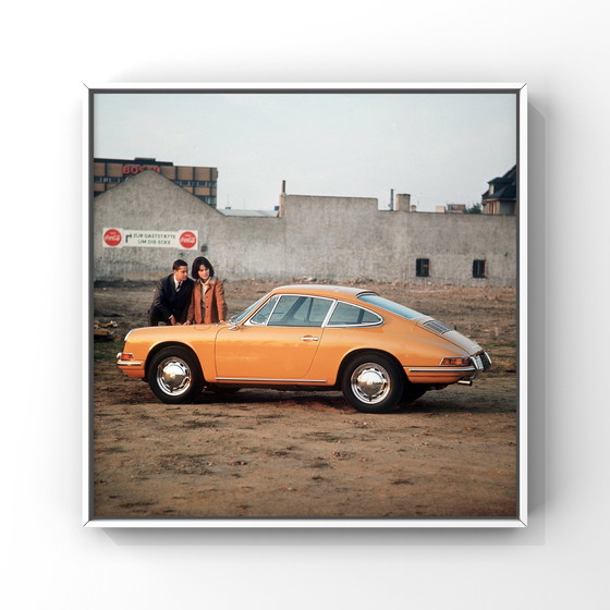 Image 1 of Porsche 912 oker fine art print | Duitsland, Frankfurt, 1967 | Messe