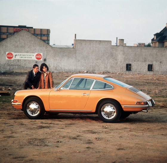 Image 1 of Porsche 912 oker fine art print | Duitsland, Frankfurt, 1967 | Messe