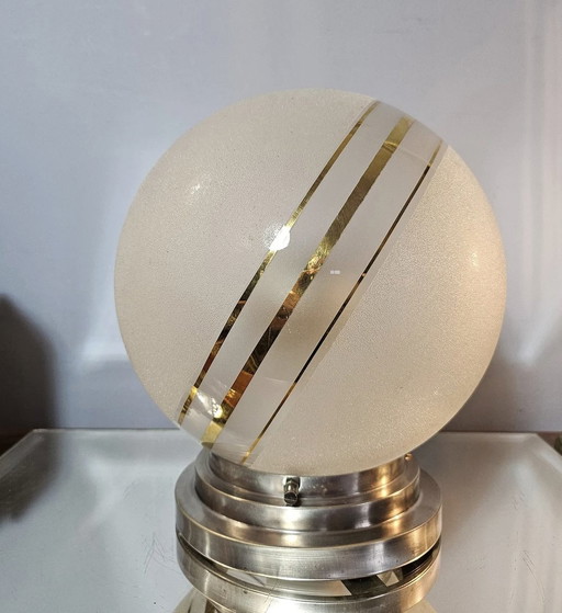 Art Deco Granietglazen plafondlamp met gouden rand op chromen voet. 1930S.