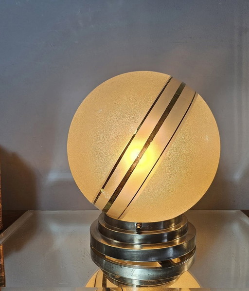 Art Deco Granietglazen plafondlamp met gouden rand op chromen voet. 1930S.