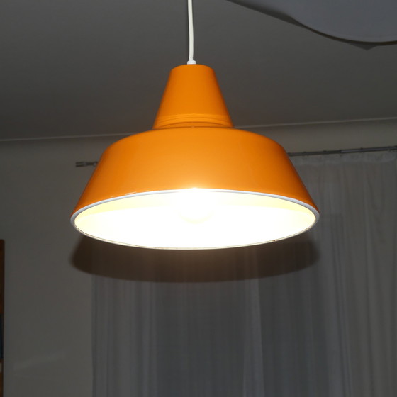 Image 1 of Hanglamp metaal geëmailleerd oranje Louis Poulsen, 1970