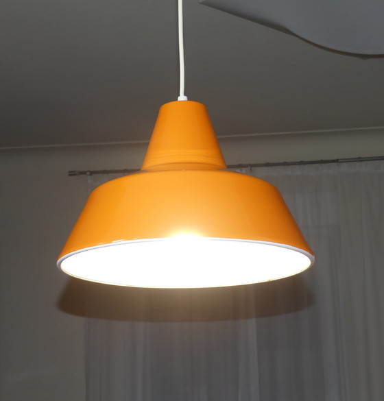 Image 1 of Hanglamp metaal geëmailleerd oranje Louis Poulsen, 1970