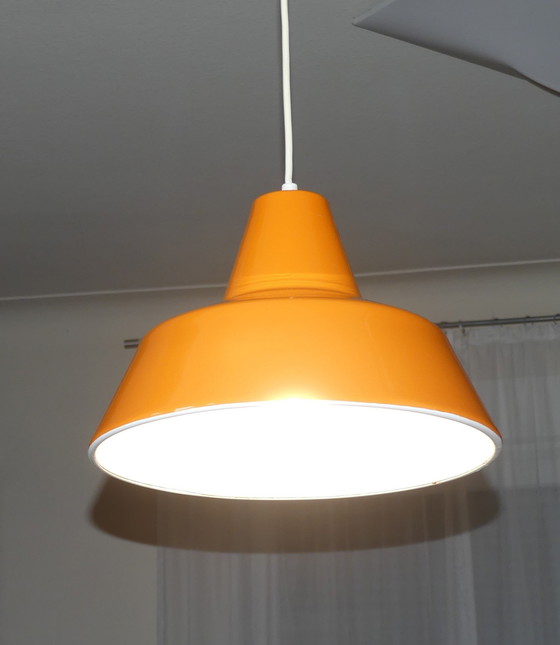 Image 1 of Hanglamp metaal geëmailleerd oranje Louis Poulsen, 1970