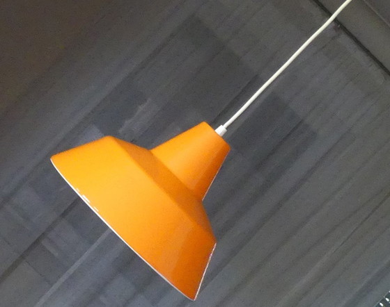 Image 1 of Hanglamp metaal geëmailleerd oranje Louis Poulsen, 1970