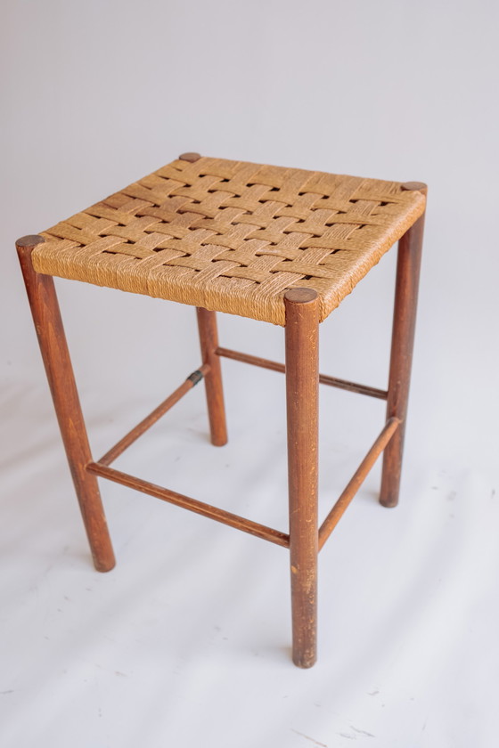 Image 1 of Vintage houten kruk met gevlochten zitting