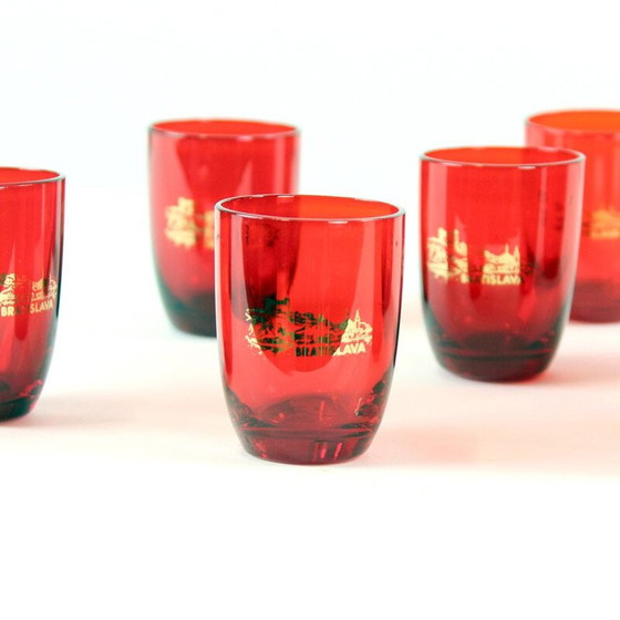 Image 1 of Vintage likeurfles en glazen set van rood glas, Tsjechië 1960