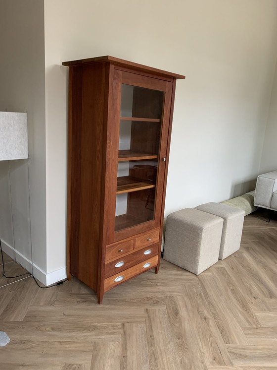 Image 1 of Vintage Kersenhouten vitrinekastje