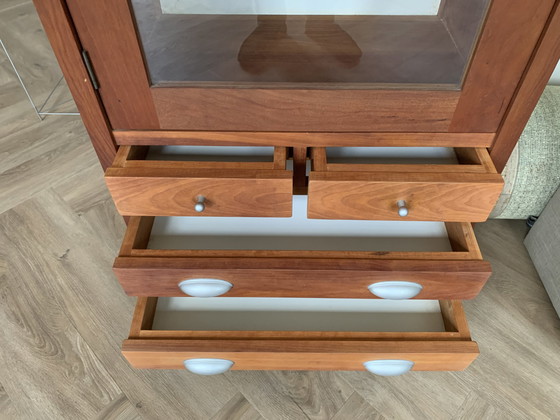 Image 1 of Vintage Kersenhouten vitrinekastje