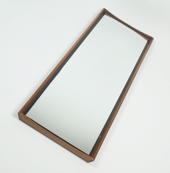 Image 1 of deens modern wandspiegel met notenhouten frame 1960