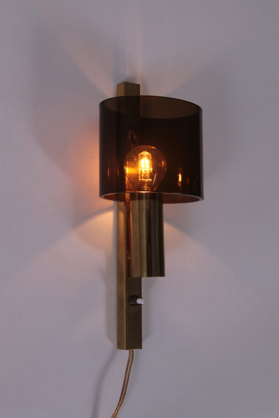 Image 1 of Deense verguld messing & gerookt acrylglas wandlamp van Hassel & Teudt, 1960S