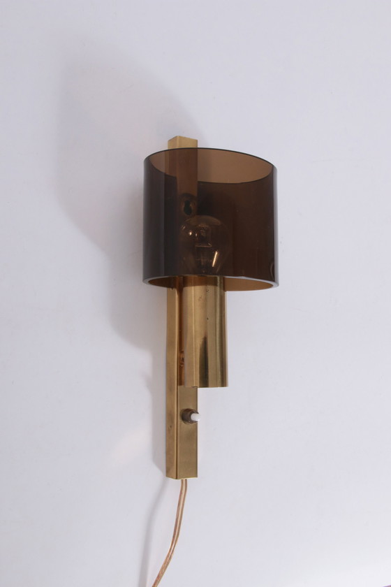 Image 1 of Deense verguld messing & gerookt acrylglas wandlamp van Hassel & Teudt, 1960S