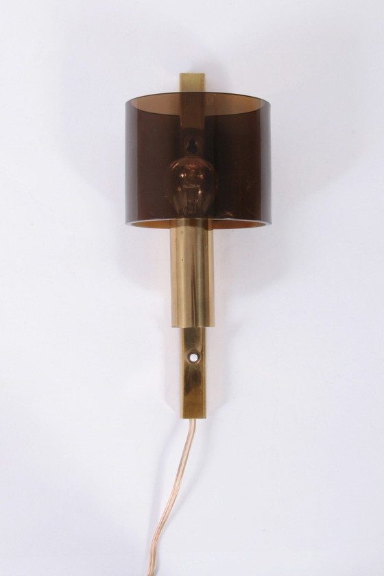 Image 1 of Deense verguld messing & gerookt acrylglas wandlamp van Hassel & Teudt, 1960S