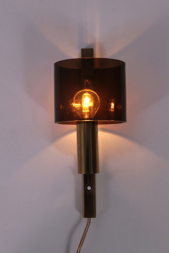 Image 1 of Deense verguld messing & gerookt acrylglas wandlamp van Hassel & Teudt, 1960S