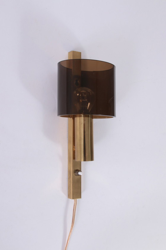 Image 1 of Deense verguld messing & gerookt acrylglas wandlamp van Hassel & Teudt, 1960S