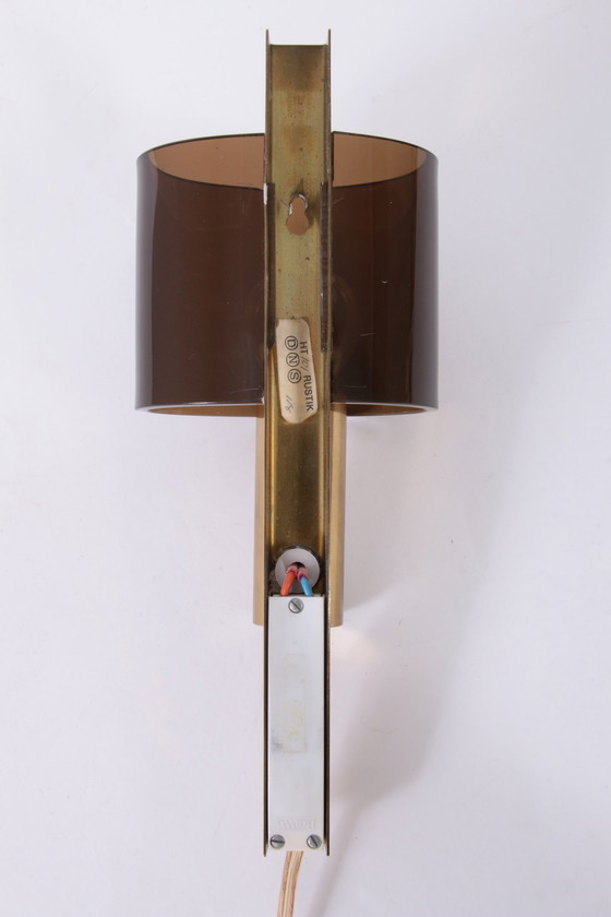 Image 1 of Deense verguld messing & gerookt acrylglas wandlamp van Hassel & Teudt, 1960S