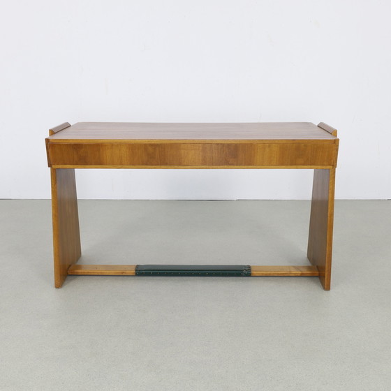 Image 1 of Notenhouten bureau met lades, jaren 60