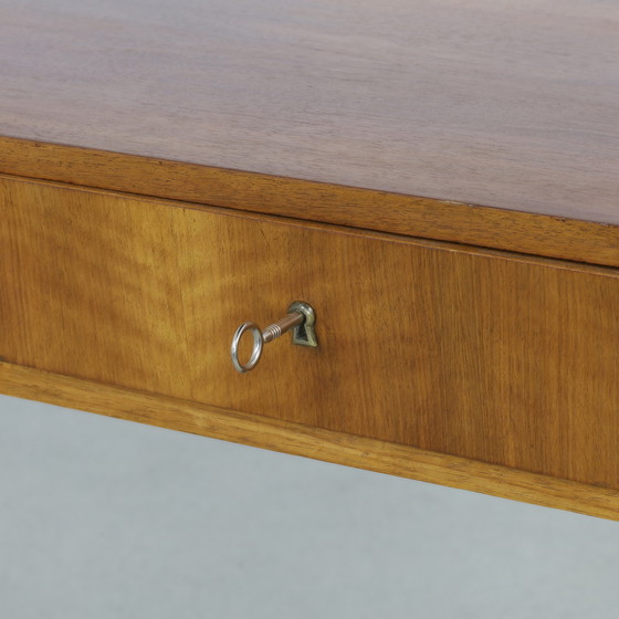 Image 1 of Notenhouten bureau met lades, jaren 60