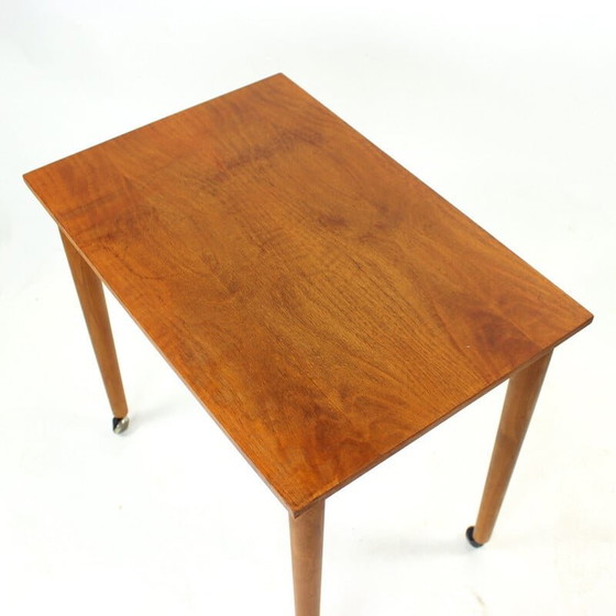 Image 1 of Vintage salontafel op wielen in teak, Tsjecho-Slowakije 1970