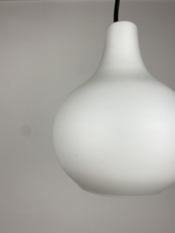 Image 1 of Druppelvormige Witte Glazen Hanglamp Door Peill En Putzler 1960
