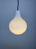 Druppelvormige Witte Glazen Hanglamp Door Peill En Putzler 1960