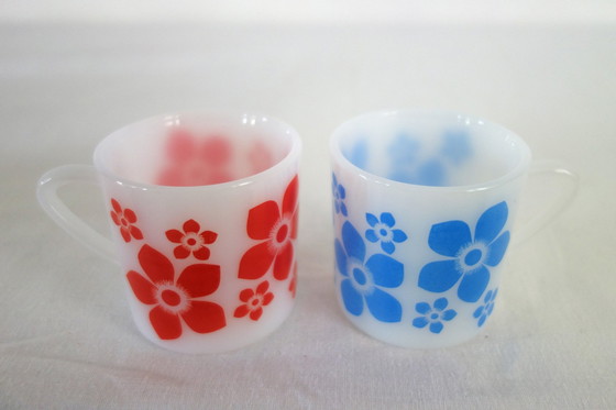 Image 1 of 8 Arcopal koffiebekers met bloemmotief 1970