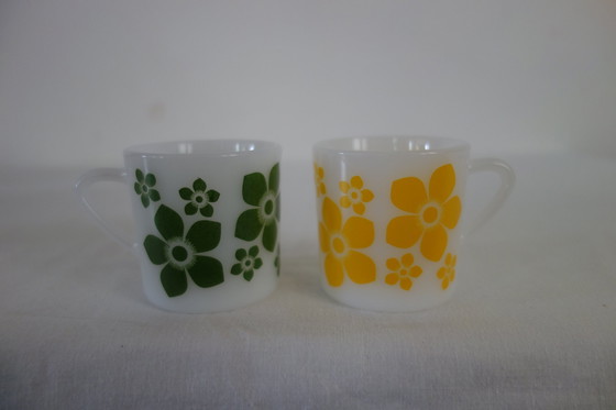 Image 1 of 8 Arcopal koffiebekers met bloemmotief 1970