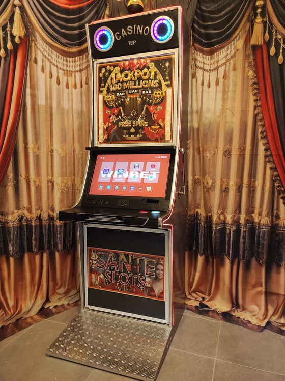 Image 1 of Deze multifunctionele barkast is ontworpen om van elke ruimte een stijlcentrum te maken