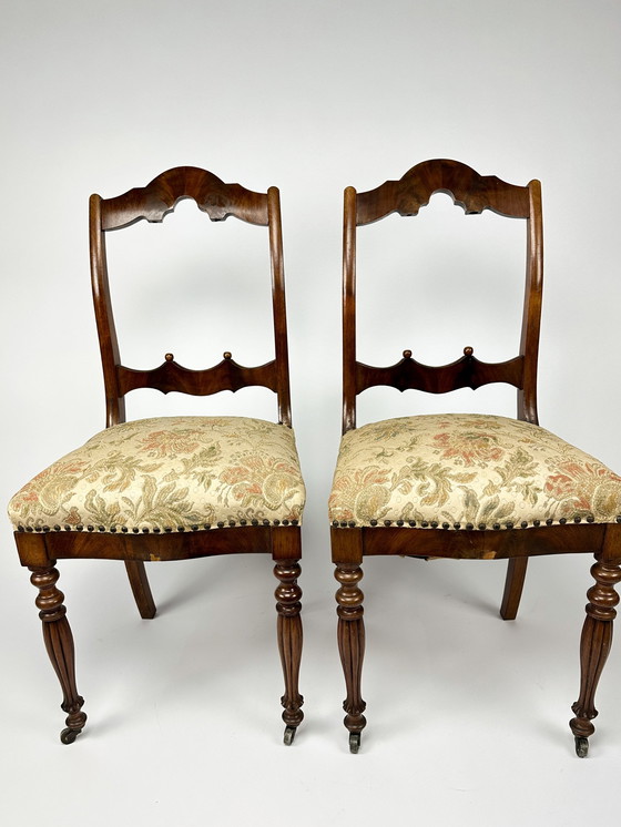 Image 1 of Antieke set van twee Mahonie fineer stoelen met beklede zittingen