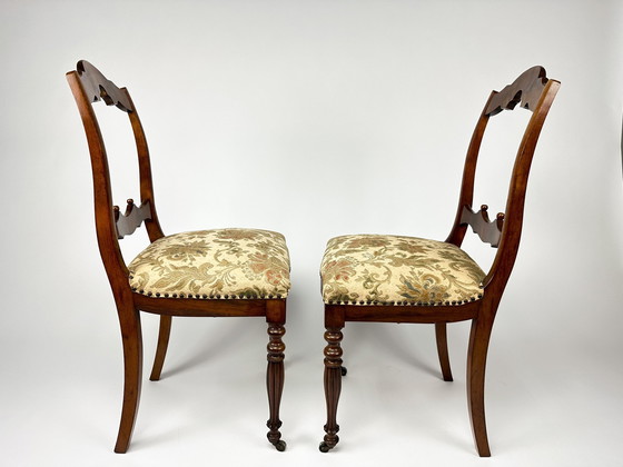 Image 1 of Antieke set van twee Mahonie fineer stoelen met beklede zittingen