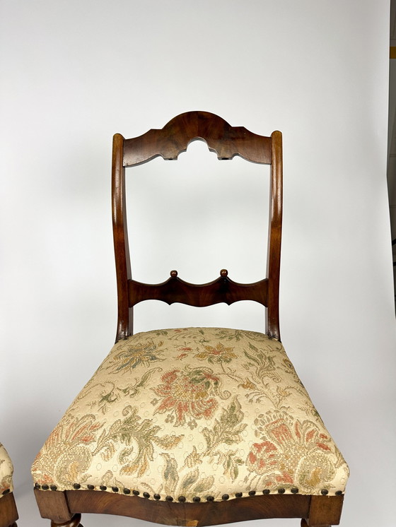 Image 1 of Antieke set van twee Mahonie fineer stoelen met beklede zittingen