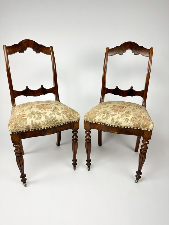 Image 1 of Antieke set van twee Mahonie fineer stoelen met beklede zittingen