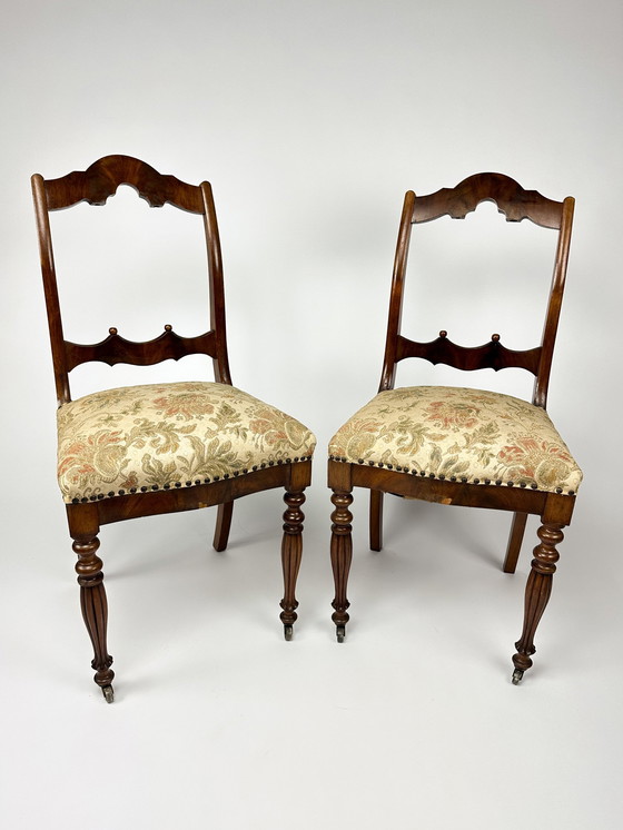 Image 1 of Antieke set van twee Mahonie fineer stoelen met beklede zittingen