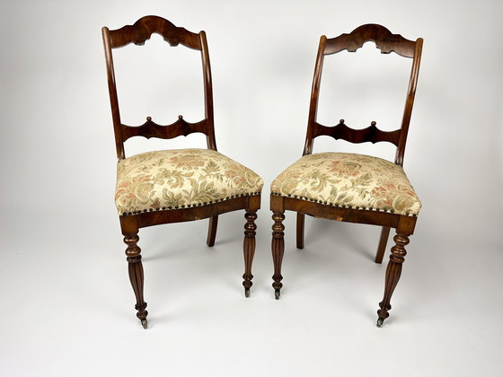 Image 1 of Antieke set van twee Mahonie fineer stoelen met beklede zittingen