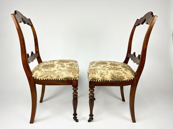 Image 1 of Antieke set van twee Mahonie fineer stoelen met beklede zittingen