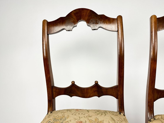 Image 1 of Antieke set van twee Mahonie fineer stoelen met beklede zittingen