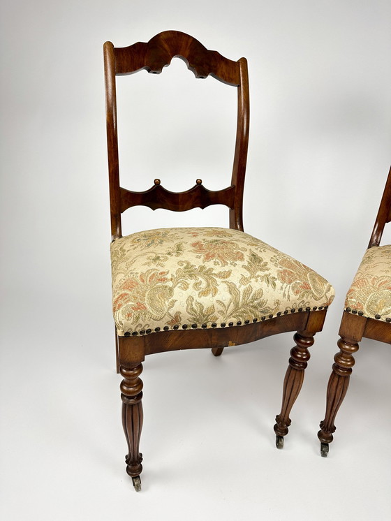 Image 1 of Antieke set van twee Mahonie fineer stoelen met beklede zittingen