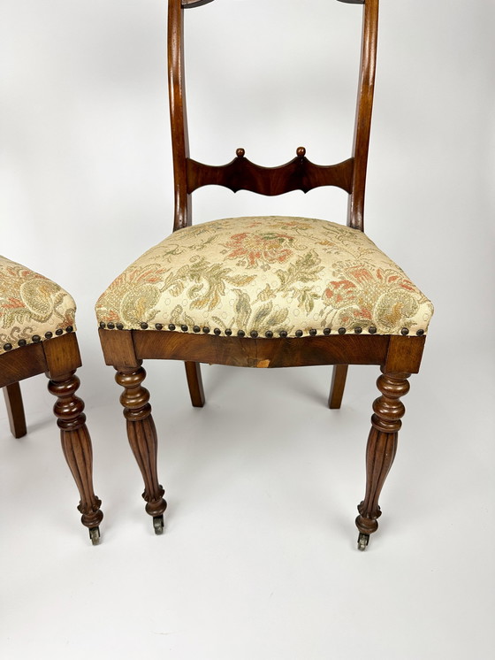 Image 1 of Antieke set van twee Mahonie fineer stoelen met beklede zittingen