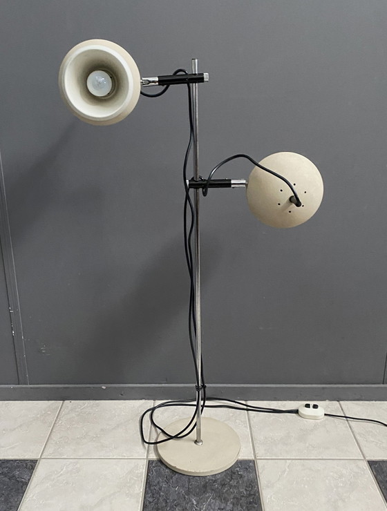 Image 1 of Staande lamp 2 gebroken witte bollampen 1960S