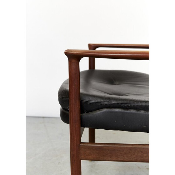 Image 1 of Vintage fauteuil in massief hout en zwart leer van Ib Kofod Larsen voor Fröscher