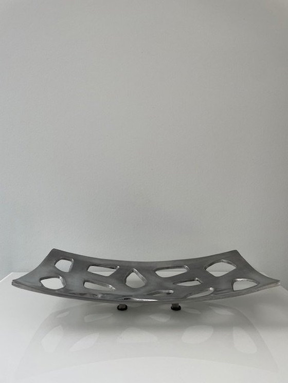 Image 1 of Minimalistische Vintage Schaal Van Aluminium Gatenpatroon