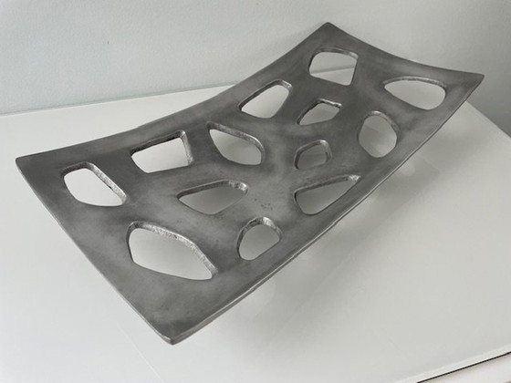 Image 1 of Minimalistische Vintage Schaal Van Aluminium Gatenpatroon