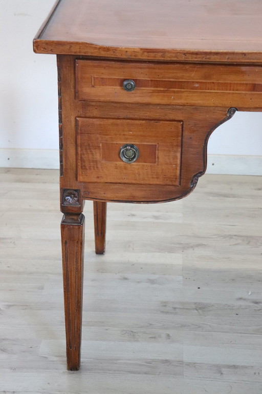 Houten Bureau, 20e Eeuw