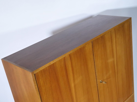 Image 1 of Notenhouten dressoir