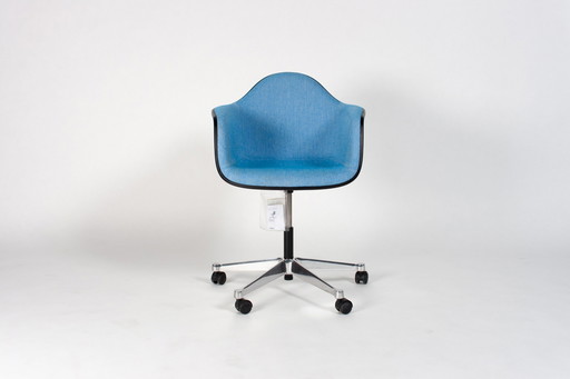 Vitra Eames Plastic Arm Chair PACC Blauw (voorraad:10)