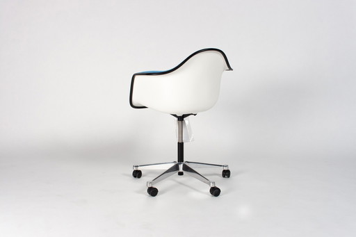 Vitra Eames Plastic Arm Chair PACC Blauw (voorraad:10)