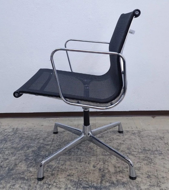 Image 1 of 8x Vitra Eames Ea 107/108 Vergaderstoel, In De Kleur Zwart. Met Bijpassende Tafel