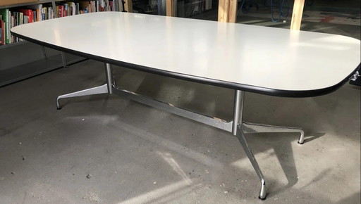 8x Vitra Eames Ea 107/108 Vergaderstoel, In De Kleur Zwart. Met Bijpassende Tafel