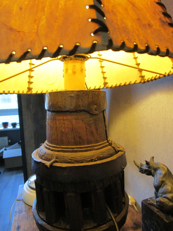 Image 1 of Vintage Zeldzame Zware Antieke Wagenwiel As Lamp Met Echt Lederen Lampenkap