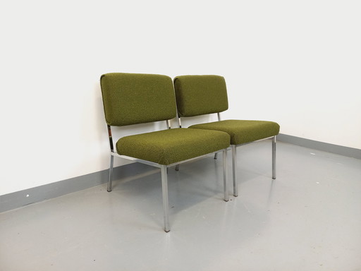 Suite van 2 Modernistische 60s Verchroomd Metaal en Bouclette Stoffen Fauteuils